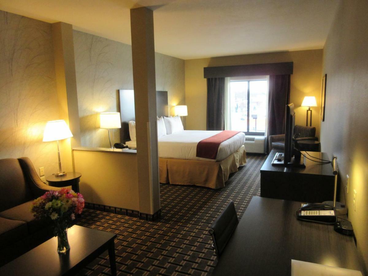 Holiday Inn Express & Suites Butler, An Ihg Hotel Exterior photo